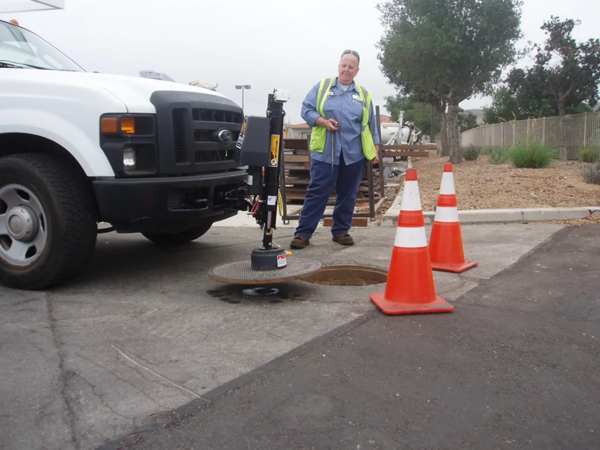 Operator using a vehicle-mounted lifting system