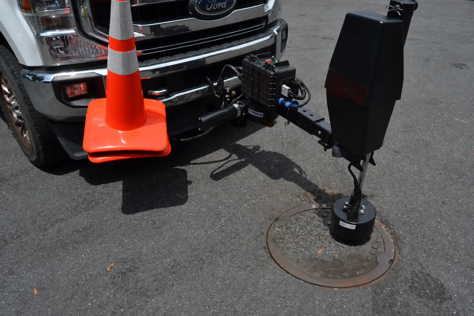 RS-LIFTER positioned at a manhole cover from a vehicle-mounted setup